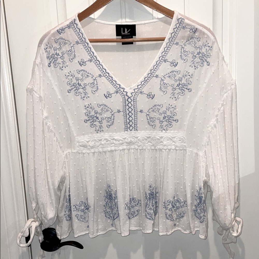 LIV💠Los Angeles XL Peasant White and Blue Embroidered Blouse babydoll  Sleeves
